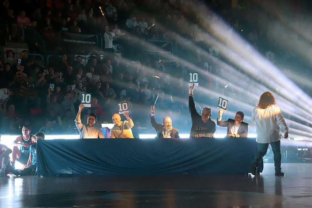 Smith machaca el aro recogiendo el balón sobre una niña subida a los hombros de un jugador