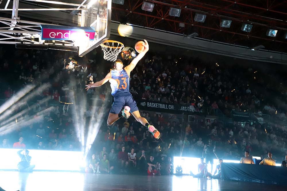 Smith machaca el aro recogiendo el balón sobre una niña subida a los hombros de un jugador