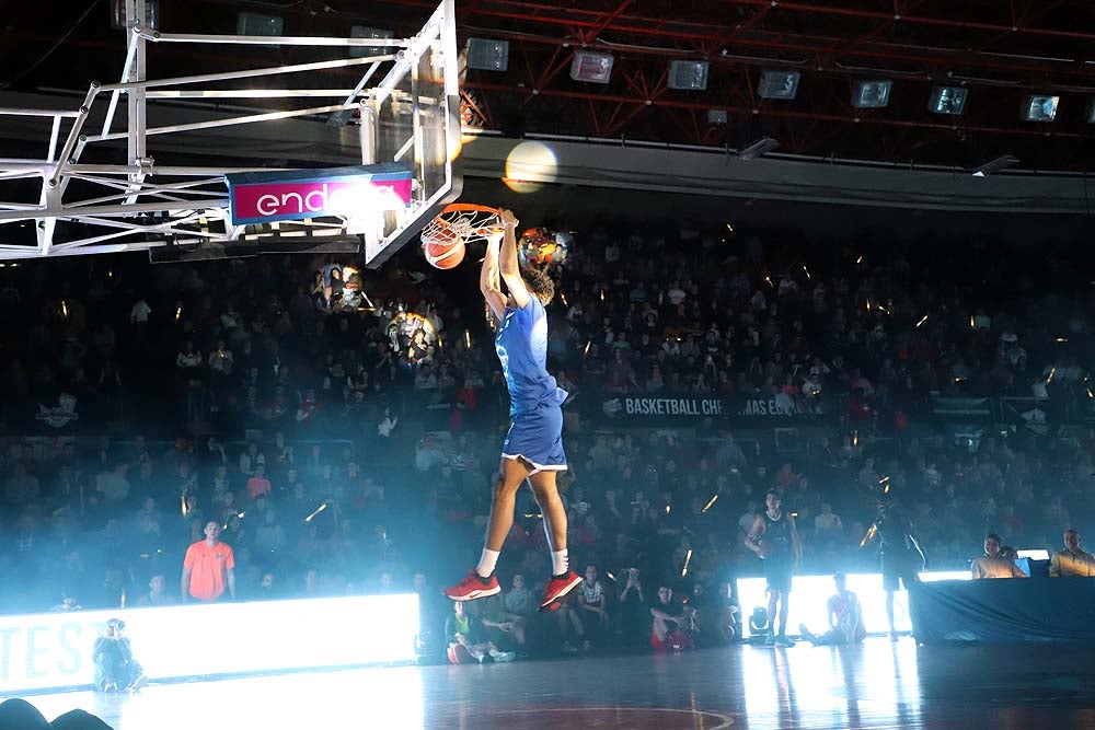 Smith machaca el aro recogiendo el balón sobre una niña subida a los hombros de un jugador