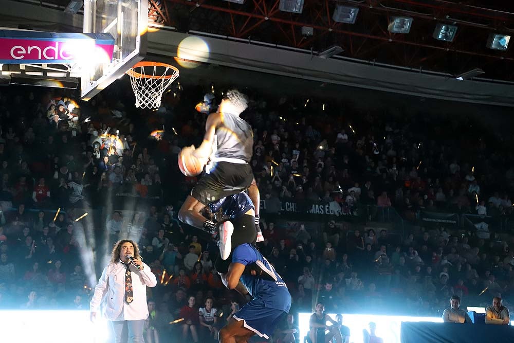 Smith machaca el aro recogiendo el balón sobre una niña subida a los hombros de un jugador