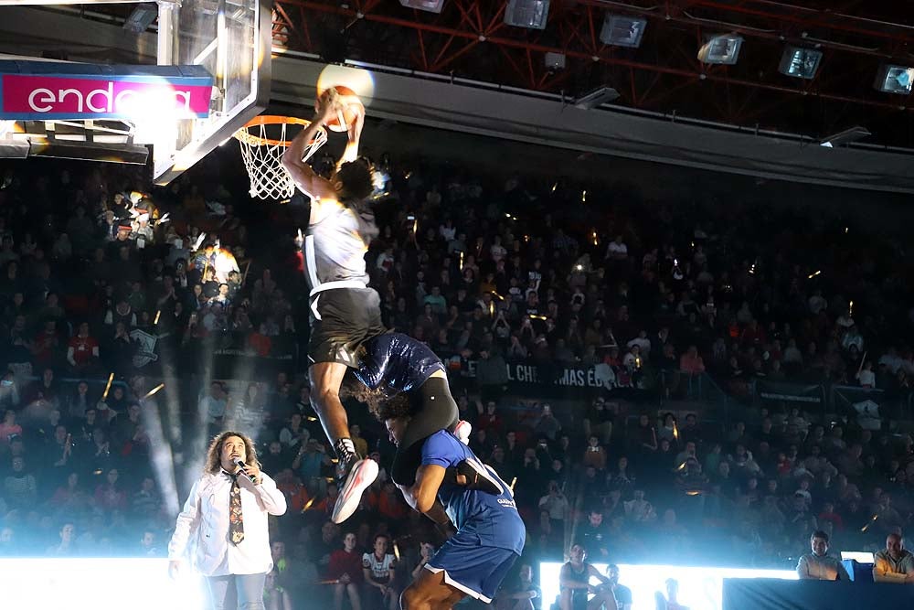 Smith machaca el aro recogiendo el balón sobre una niña subida a los hombros de un jugador