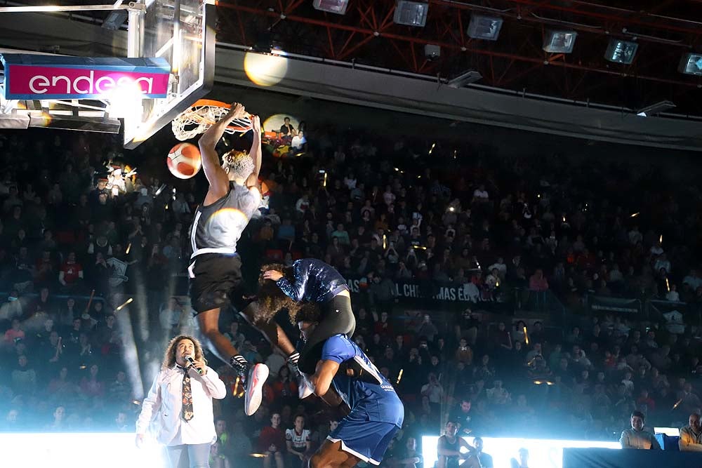 Smith machaca el aro recogiendo el balón sobre una niña subida a los hombros de un jugador