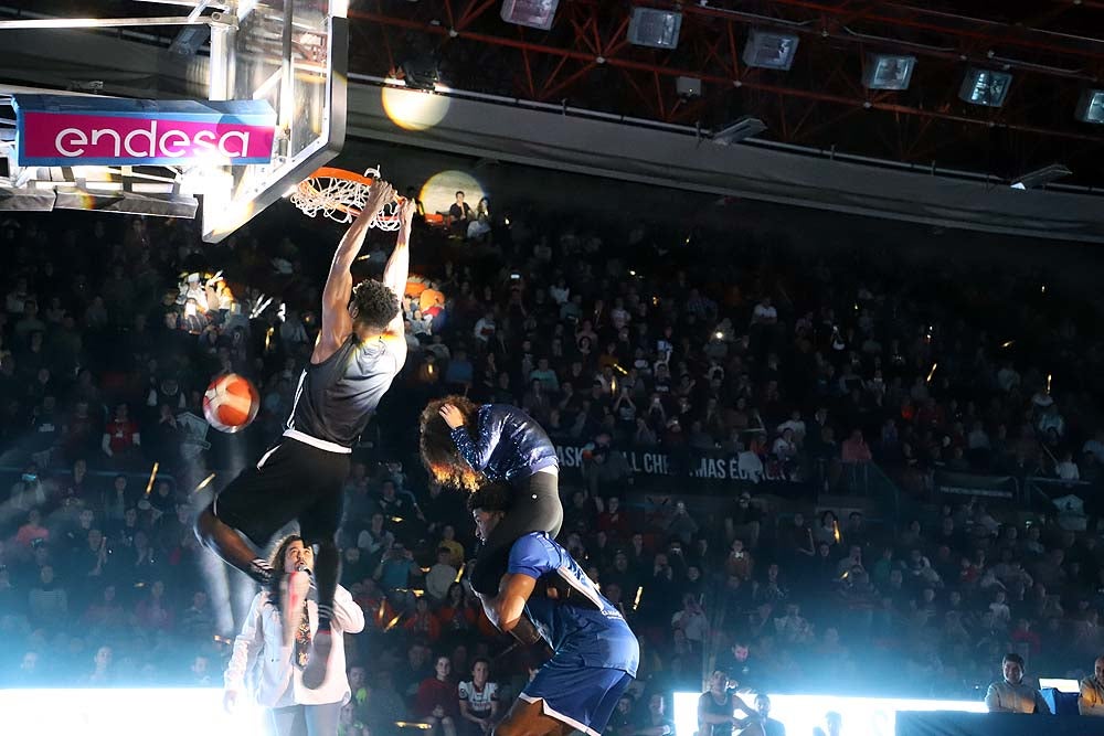 Smith machaca el aro recogiendo el balón sobre una niña subida a los hombros de un jugador
