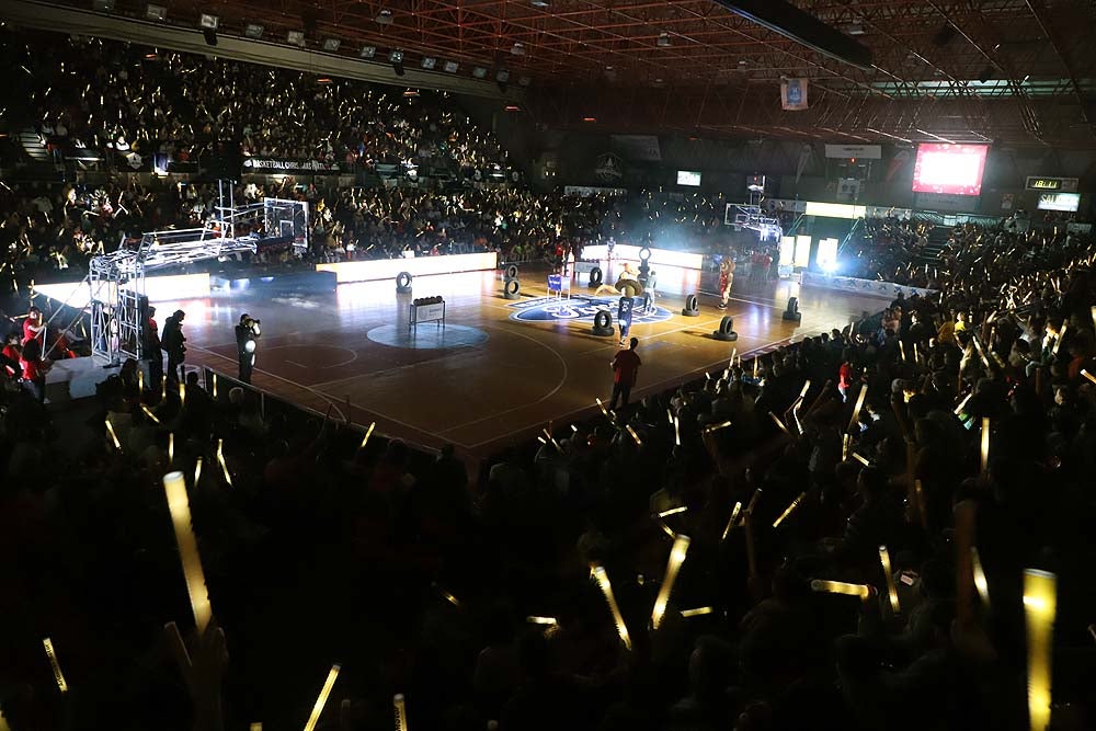 Smith machaca el aro recogiendo el balón sobre una niña subida a los hombros de un jugador