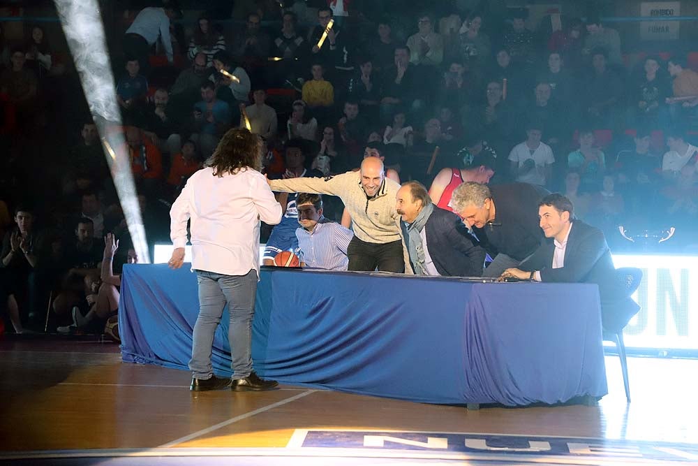 Smith machaca el aro recogiendo el balón sobre una niña subida a los hombros de un jugador
