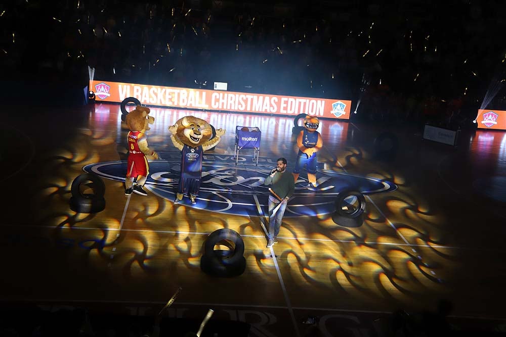 Smith machaca el aro recogiendo el balón sobre una niña subida a los hombros de un jugador