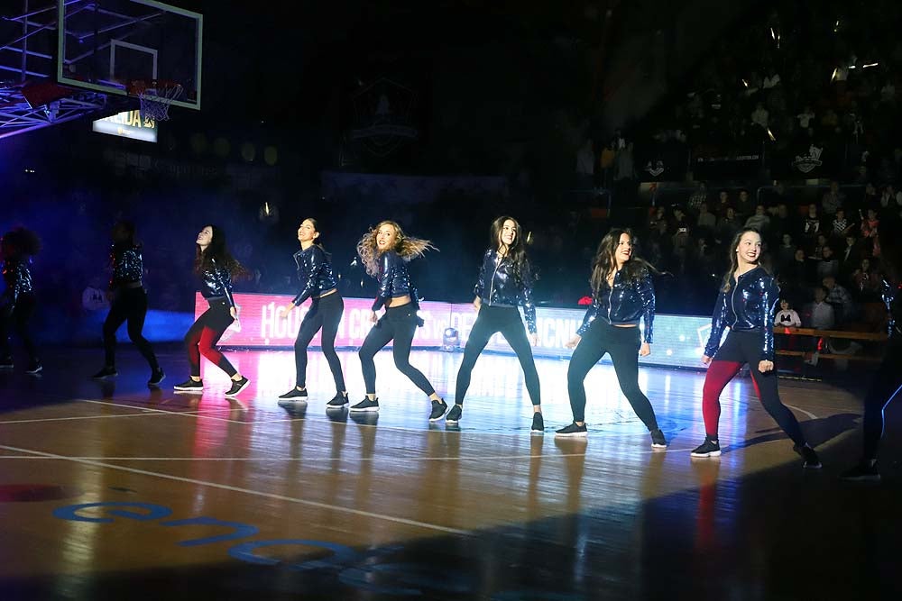 Smith machaca el aro recogiendo el balón sobre una niña subida a los hombros de un jugador