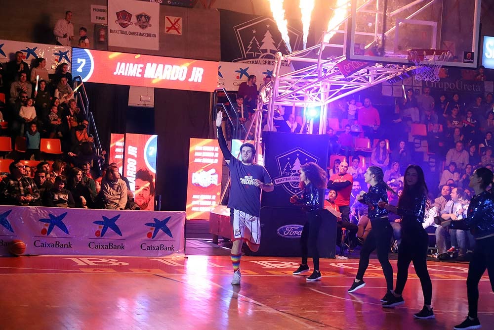 Smith machaca el aro recogiendo el balón sobre una niña subida a los hombros de un jugador