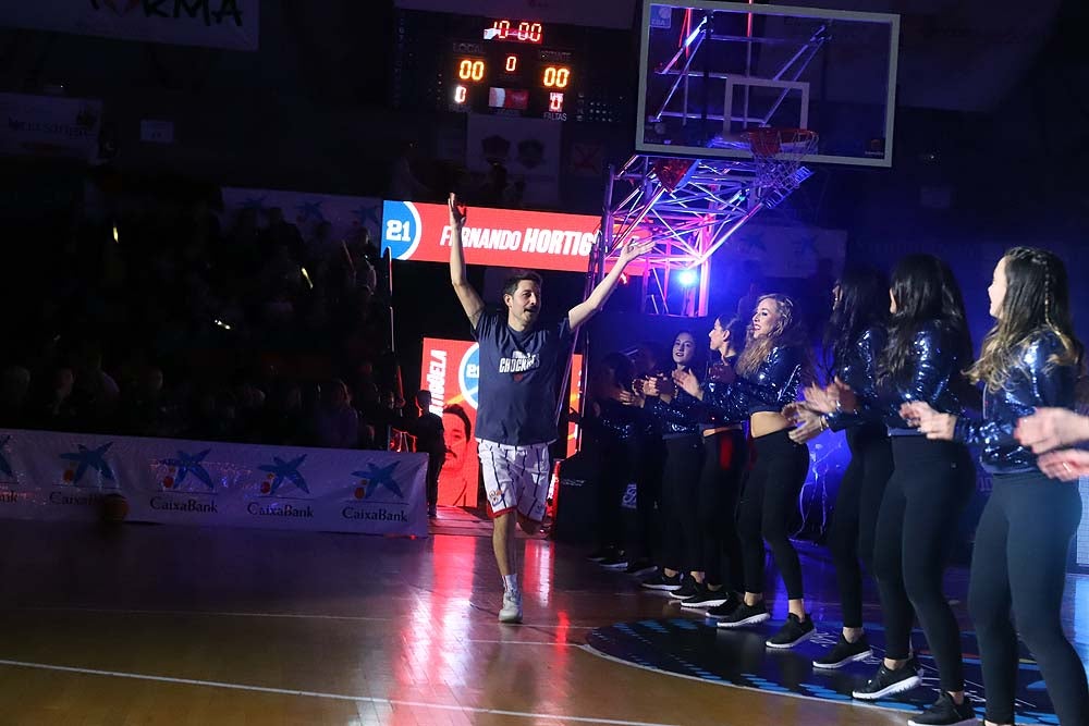 Smith machaca el aro recogiendo el balón sobre una niña subida a los hombros de un jugador