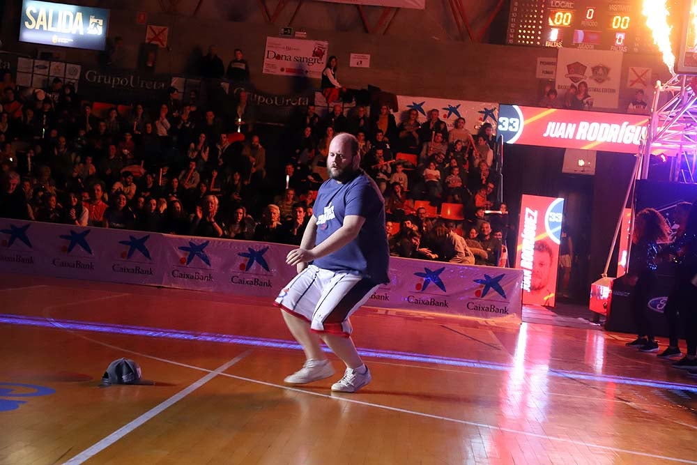 Smith machaca el aro recogiendo el balón sobre una niña subida a los hombros de un jugador