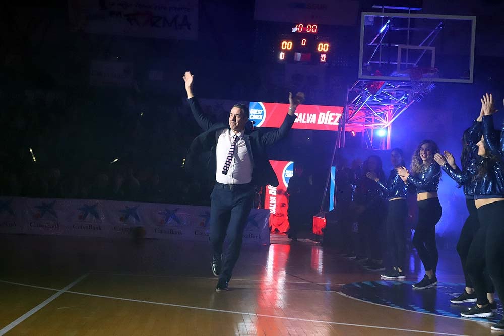 Smith machaca el aro recogiendo el balón sobre una niña subida a los hombros de un jugador