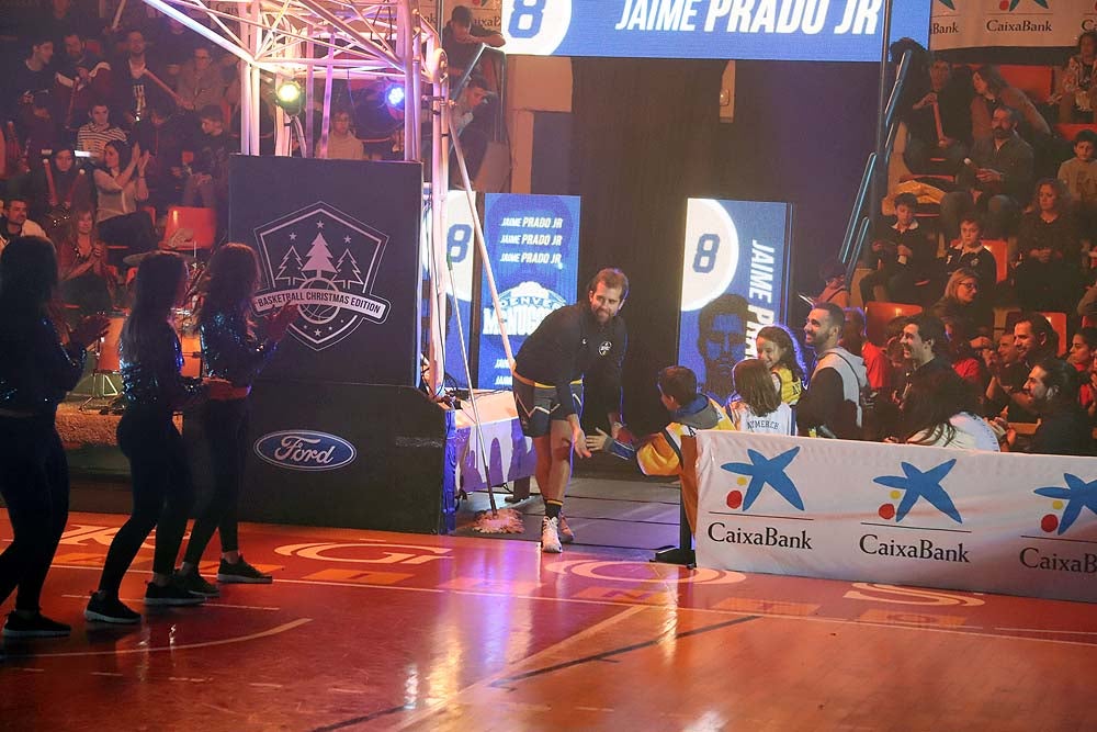Smith machaca el aro recogiendo el balón sobre una niña subida a los hombros de un jugador
