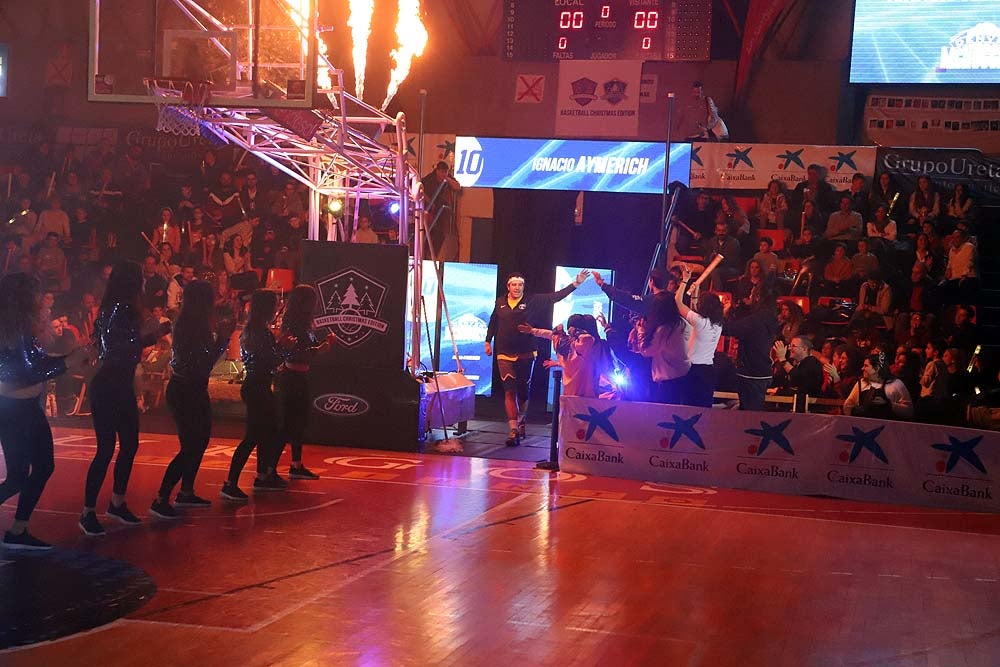 Smith machaca el aro recogiendo el balón sobre una niña subida a los hombros de un jugador