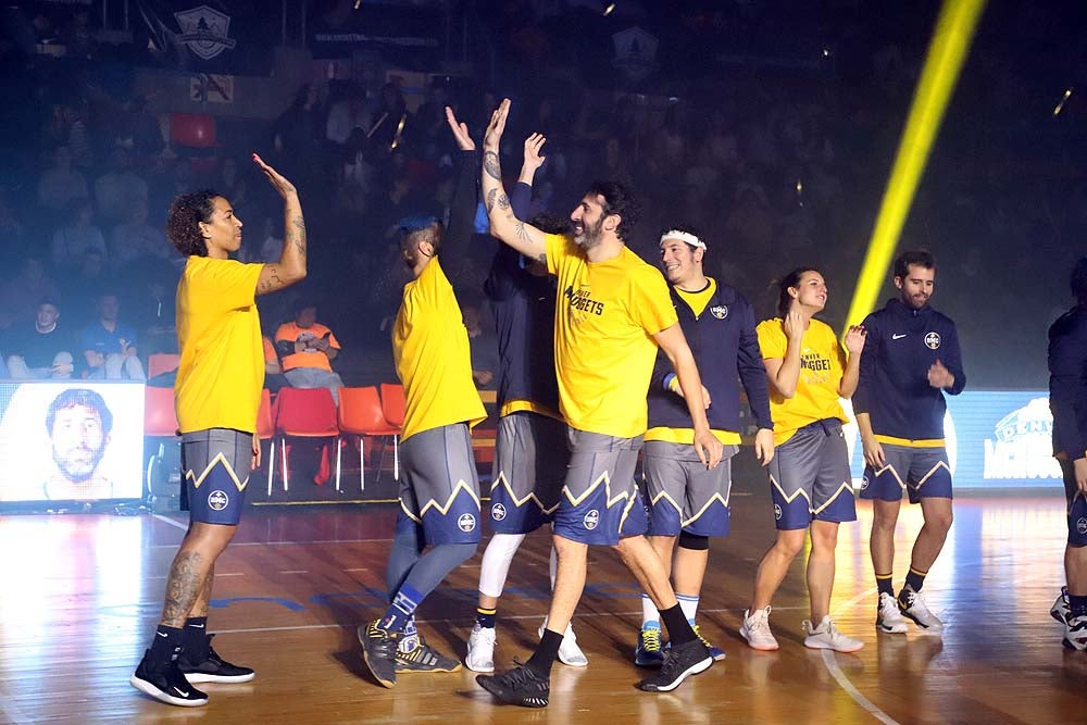 Smith machaca el aro recogiendo el balón sobre una niña subida a los hombros de un jugador