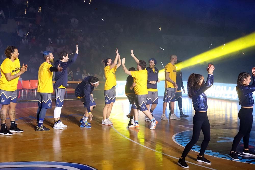 Smith machaca el aro recogiendo el balón sobre una niña subida a los hombros de un jugador
