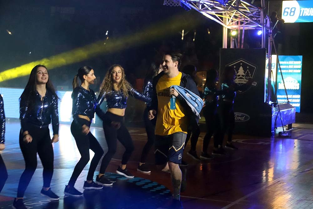 Smith machaca el aro recogiendo el balón sobre una niña subida a los hombros de un jugador