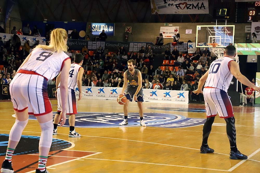 Smith machaca el aro recogiendo el balón sobre una niña subida a los hombros de un jugador