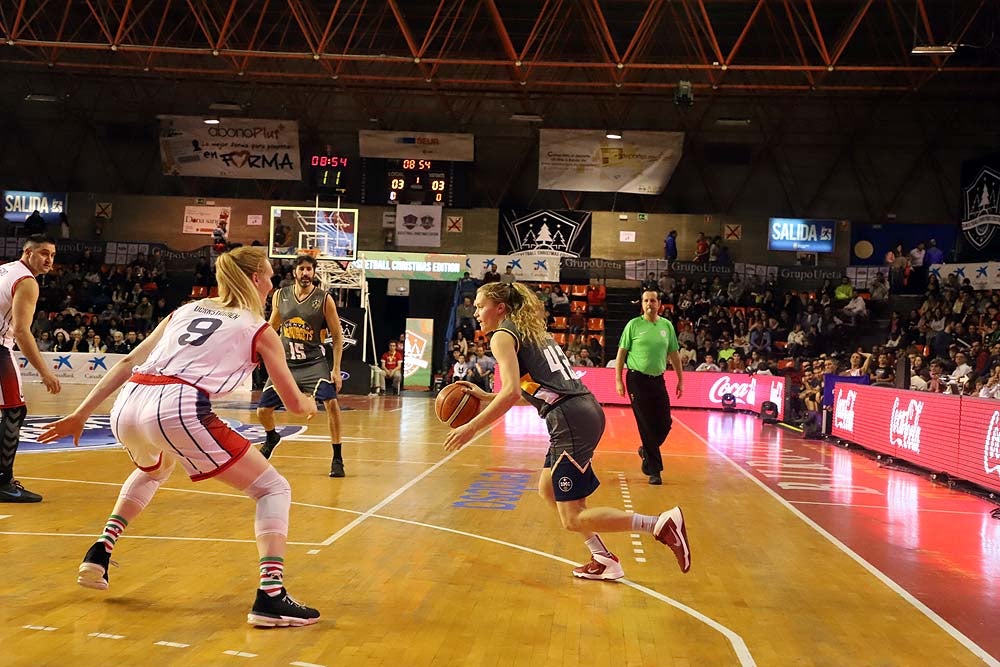 Smith machaca el aro recogiendo el balón sobre una niña subida a los hombros de un jugador