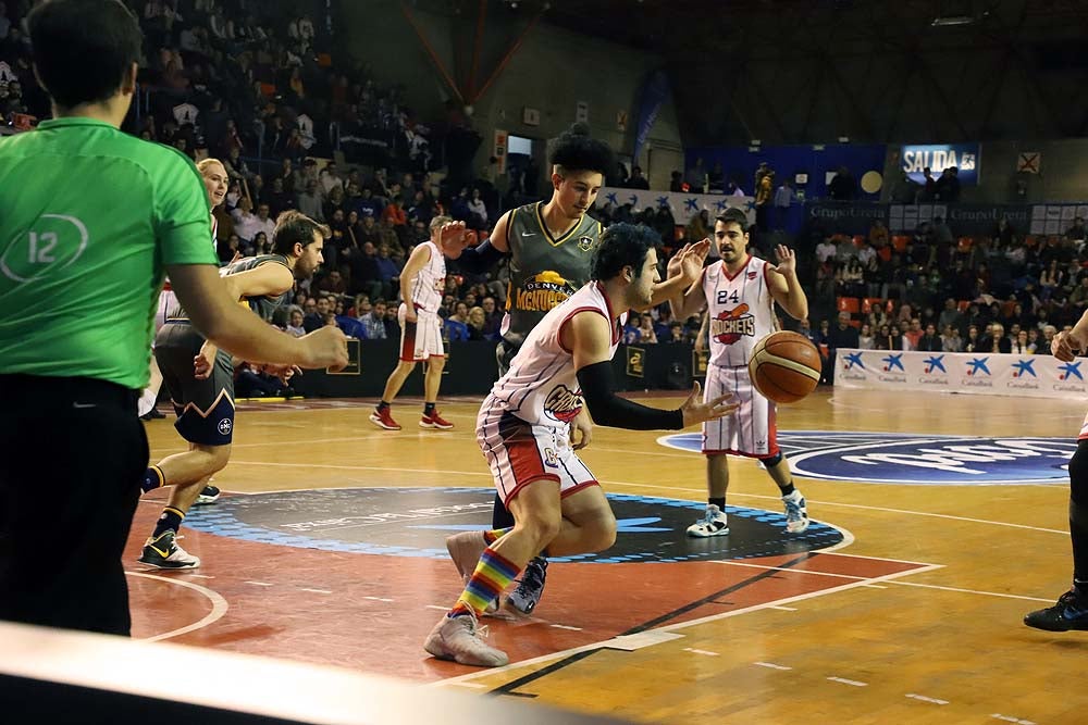 Smith machaca el aro recogiendo el balón sobre una niña subida a los hombros de un jugador