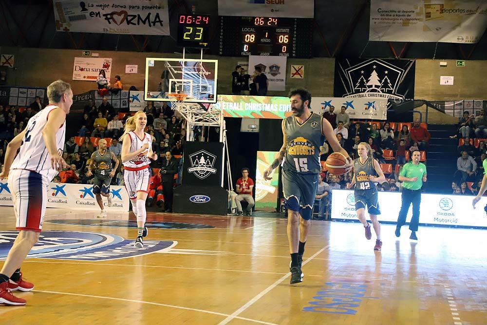 Smith machaca el aro recogiendo el balón sobre una niña subida a los hombros de un jugador