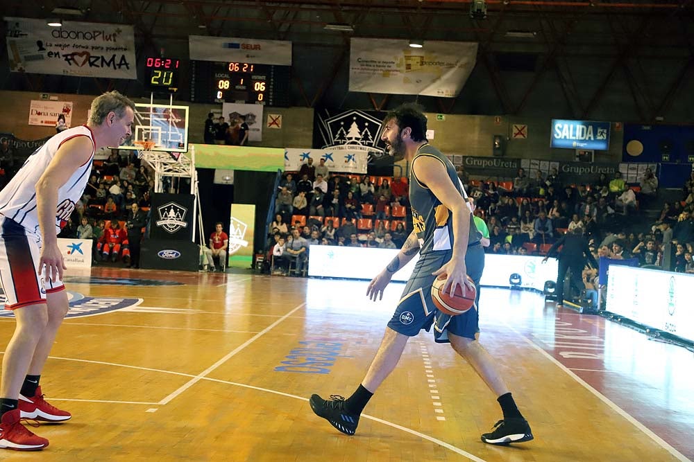 Smith machaca el aro recogiendo el balón sobre una niña subida a los hombros de un jugador