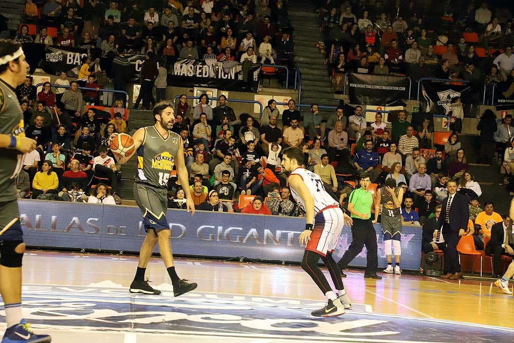 Smith machaca el aro recogiendo el balón sobre una niña subida a los hombros de un jugador