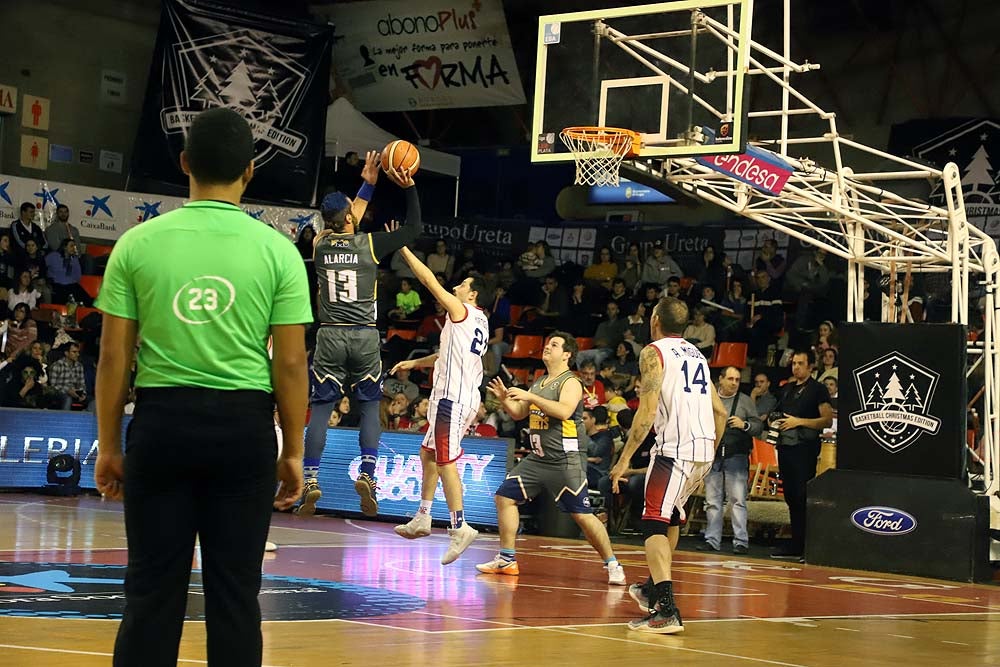 Smith machaca el aro recogiendo el balón sobre una niña subida a los hombros de un jugador