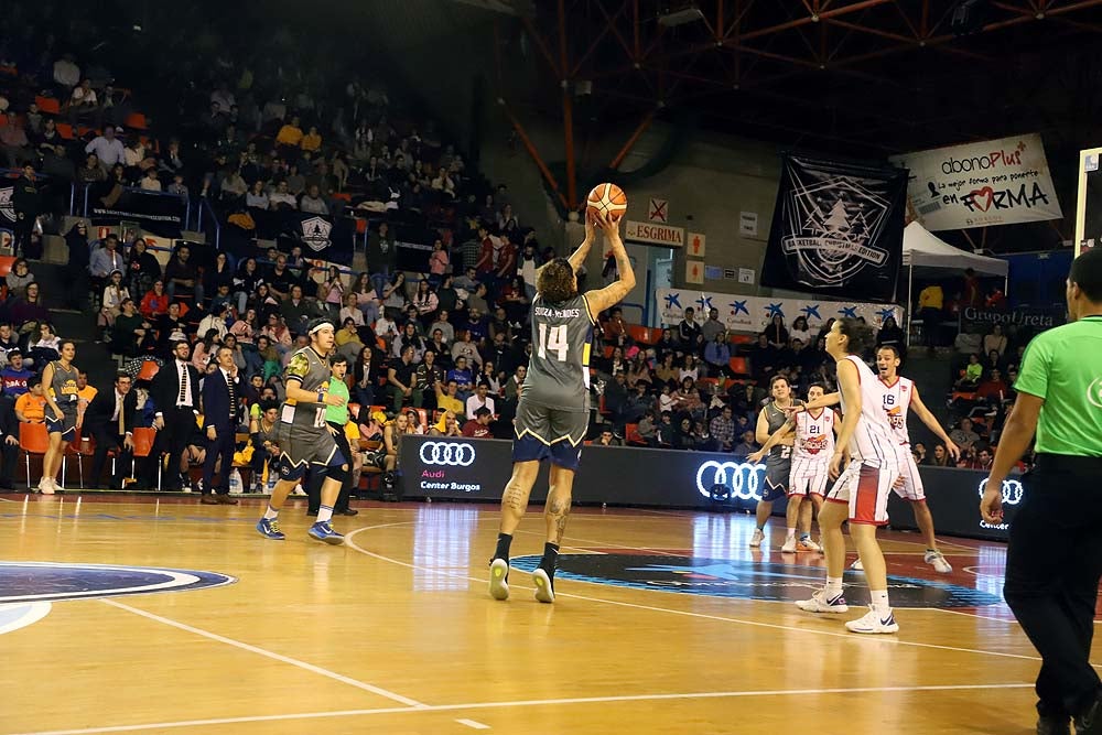 Smith machaca el aro recogiendo el balón sobre una niña subida a los hombros de un jugador