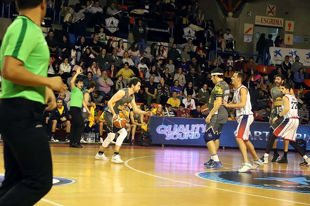 Smith machaca el aro recogiendo el balón sobre una niña subida a los hombros de un jugador