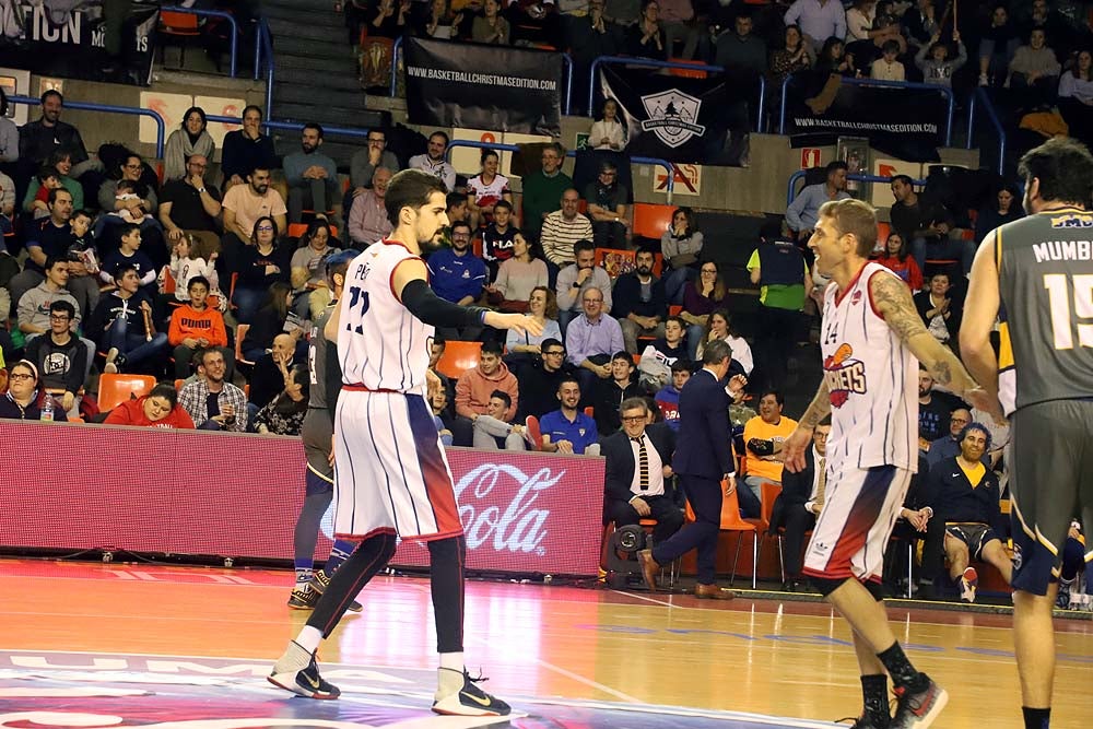 Smith machaca el aro recogiendo el balón sobre una niña subida a los hombros de un jugador