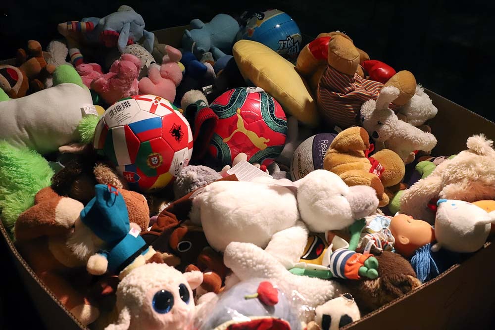 Smith machaca el aro recogiendo el balón sobre una niña subida a los hombros de un jugador