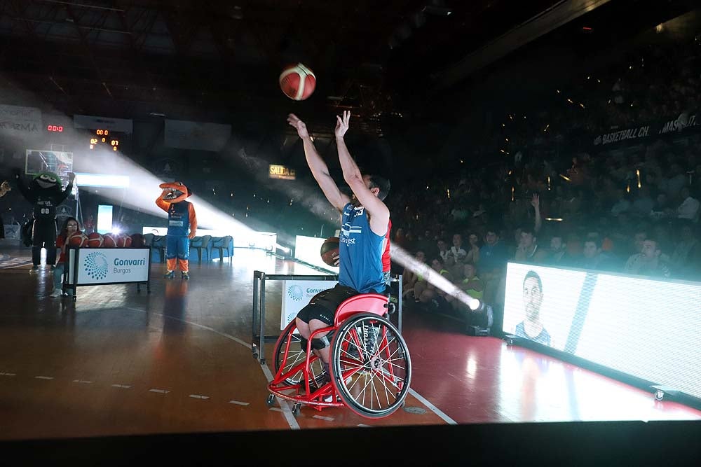 Smith machaca el aro recogiendo el balón sobre una niña subida a los hombros de un jugador