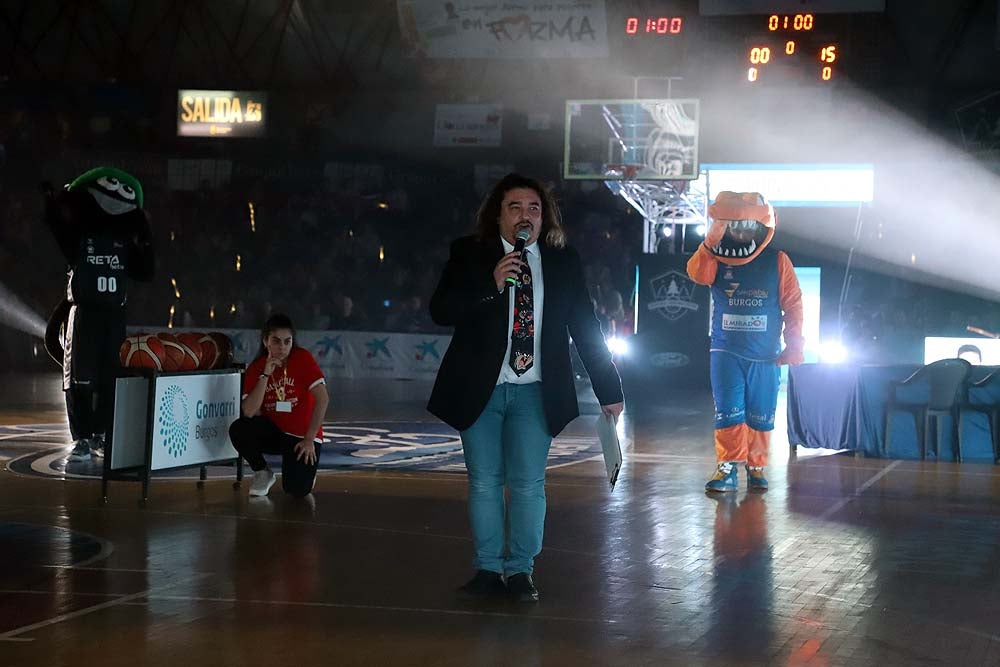 Smith machaca el aro recogiendo el balón sobre una niña subida a los hombros de un jugador