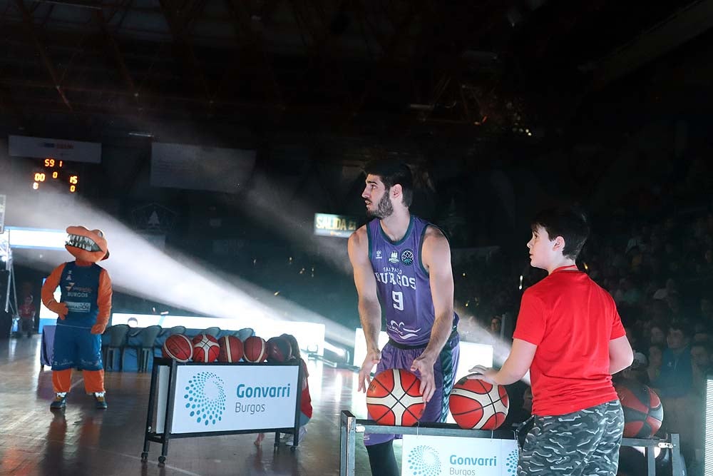 Smith machaca el aro recogiendo el balón sobre una niña subida a los hombros de un jugador