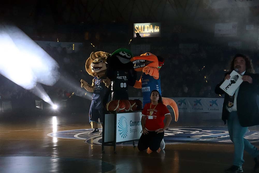 Smith machaca el aro recogiendo el balón sobre una niña subida a los hombros de un jugador