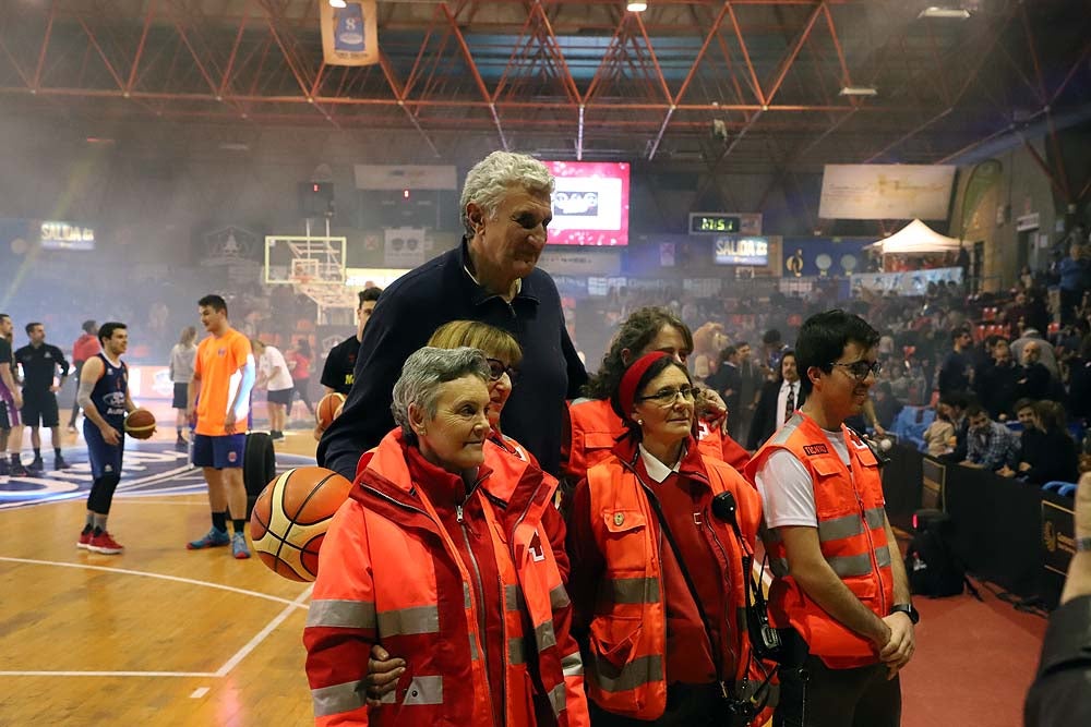 Smith machaca el aro recogiendo el balón sobre una niña subida a los hombros de un jugador