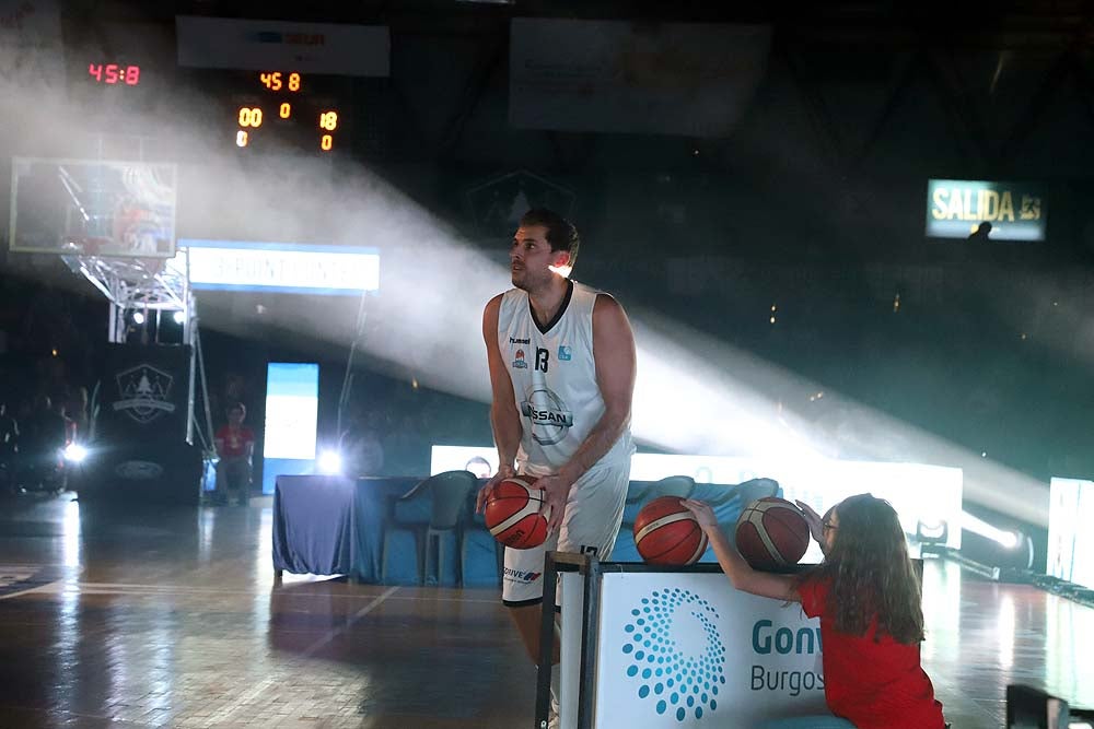 Smith machaca el aro recogiendo el balón sobre una niña subida a los hombros de un jugador