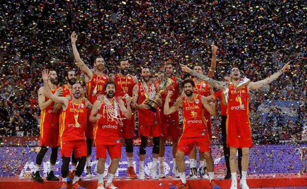 Los jugadores de la selección española, celebrando la victoria en el Mundial de baloncesto. 