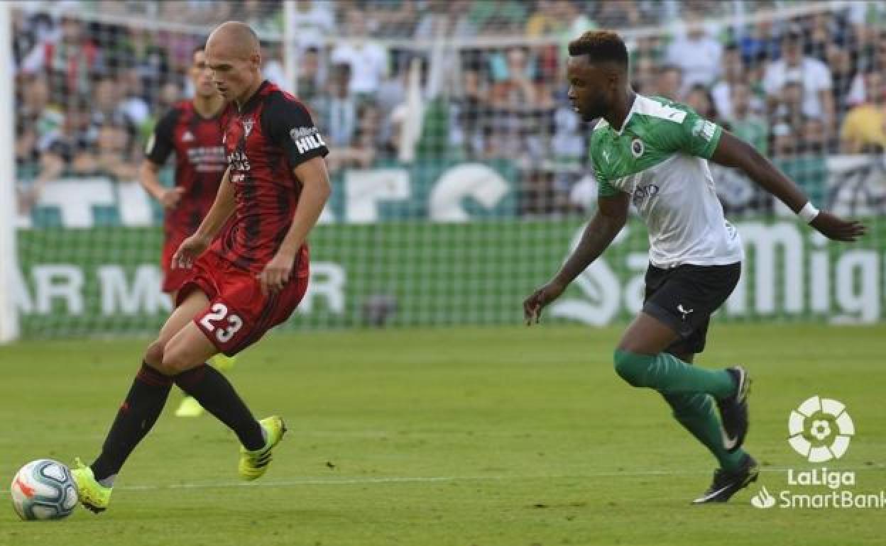 El Mirandés sufrió una severa derrota en el encuentro disputado en El Sardinero. LaLiga SmartBank