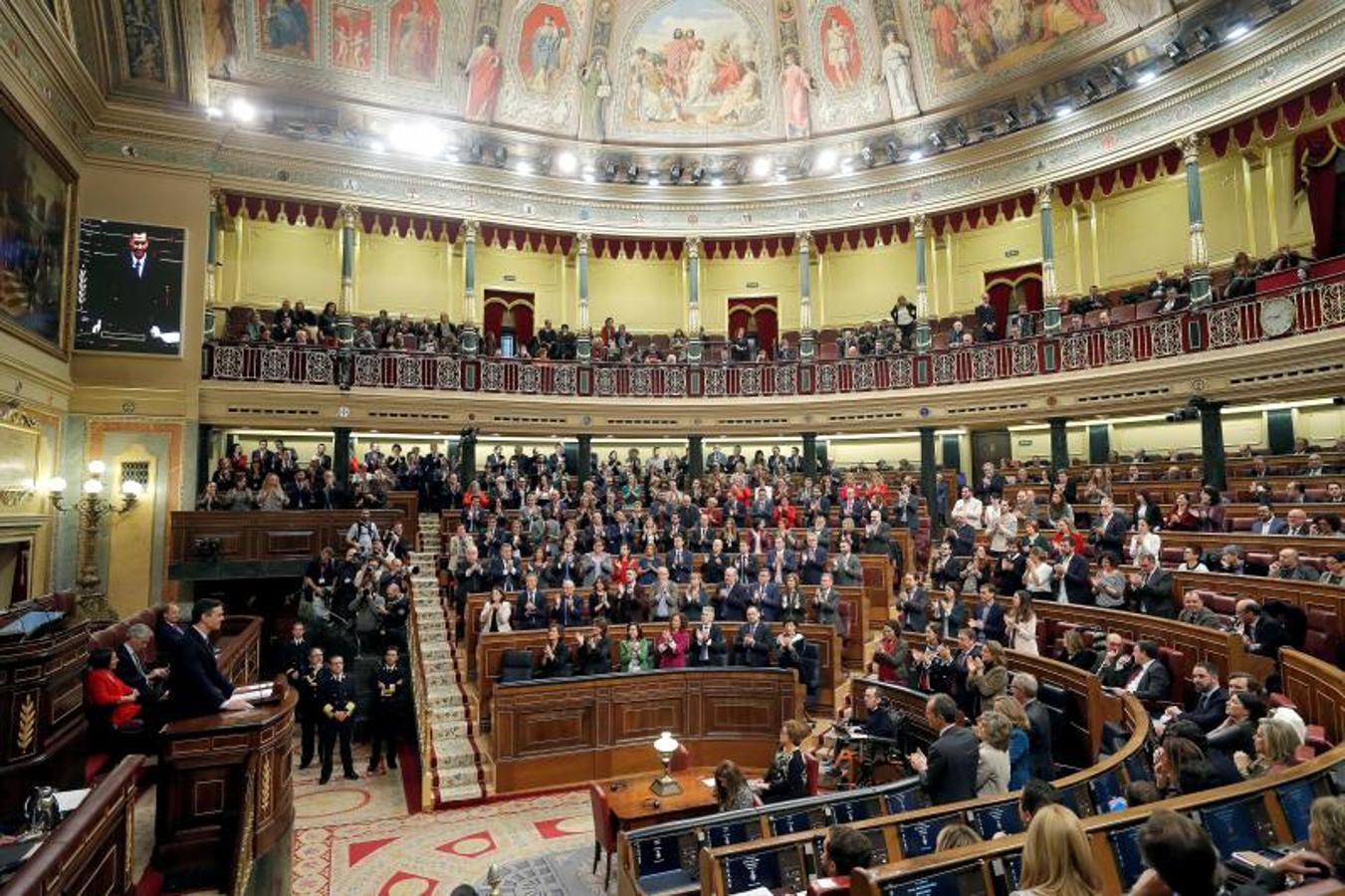 Los diputados de PSOE y Unidas Podemos aplauden en pie a Sánchez