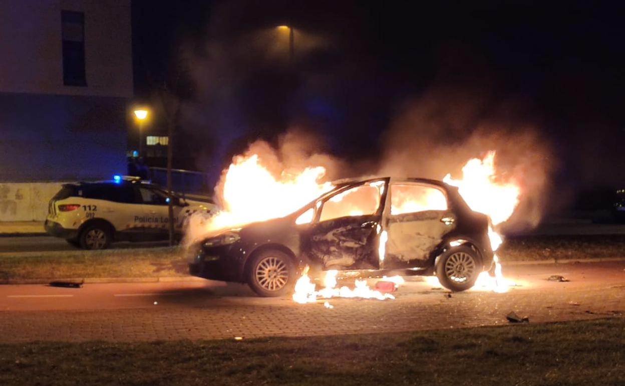 Imagen del vehículo incendiado