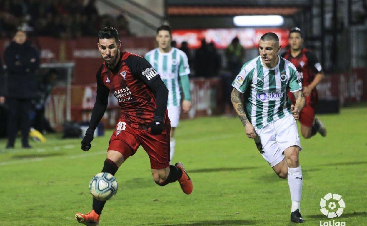 Un jugada del encuentro entre el Mirandés y el Racing.