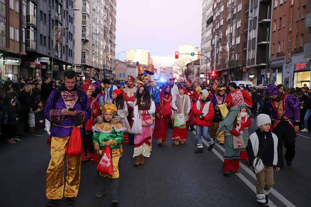 Multitudinaria Cabalgata para ver los primeros pasos de los Reyes en la capital burgalesa.