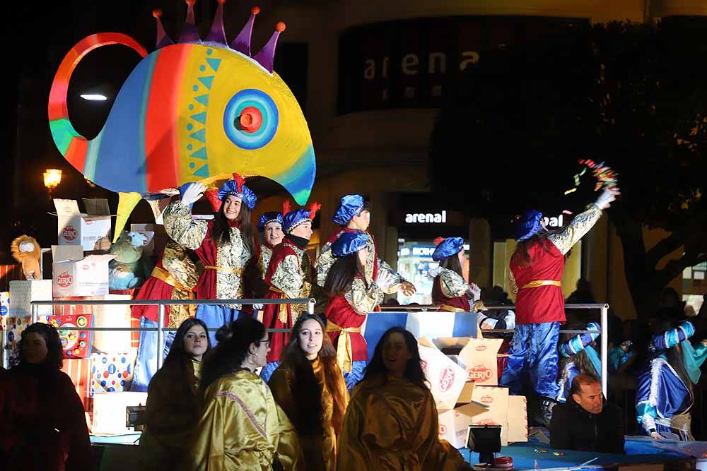 Multitudinaria Cabalgata para ver los primeros pasos de los Reyes en la capital burgalesa.