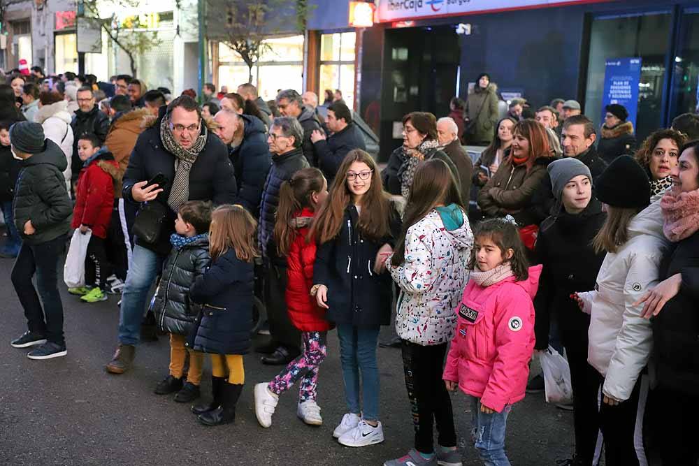 Miles de burgaleses vibran con el paso de los Reyes Magos por Burgos.