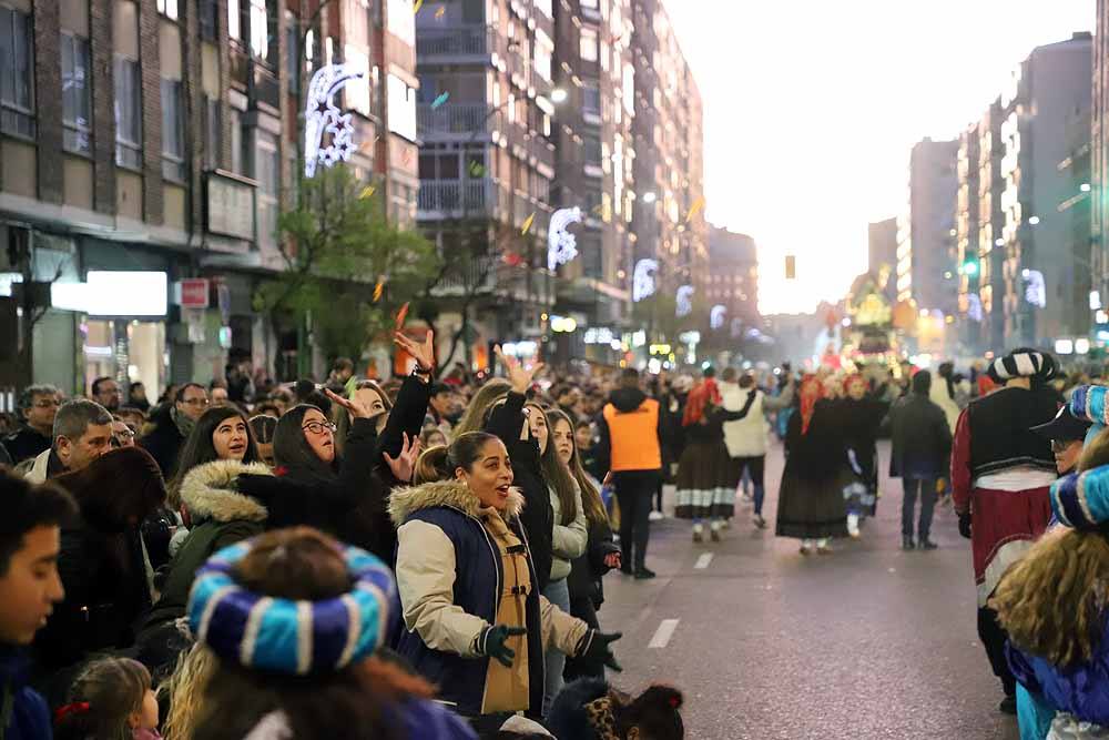 Miles de burgaleses vibran con el paso de los Reyes Magos por Burgos.