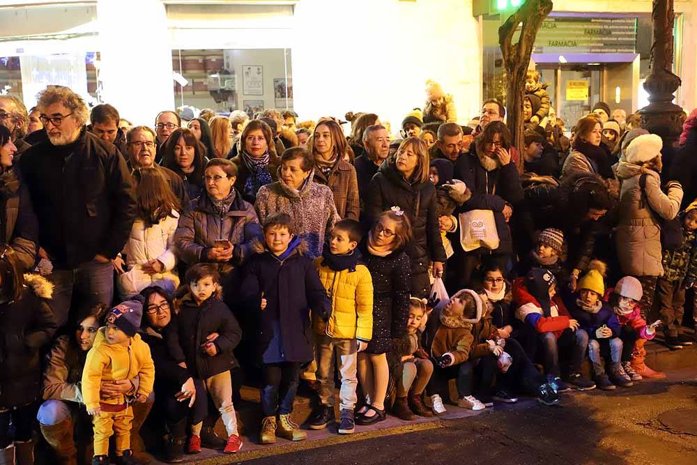 Miles de burgaleses vibran con el paso de los Reyes Magos por Burgos.