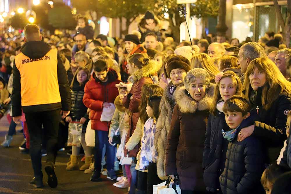 Miles de burgaleses vibran con el paso de los Reyes Magos por Burgos.