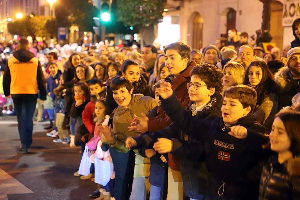 Miles de burgaleses vibran con el paso de los Reyes Magos por Burgos.