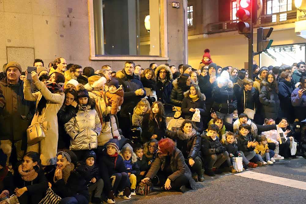 Miles de burgaleses vibran con el paso de los Reyes Magos por Burgos.